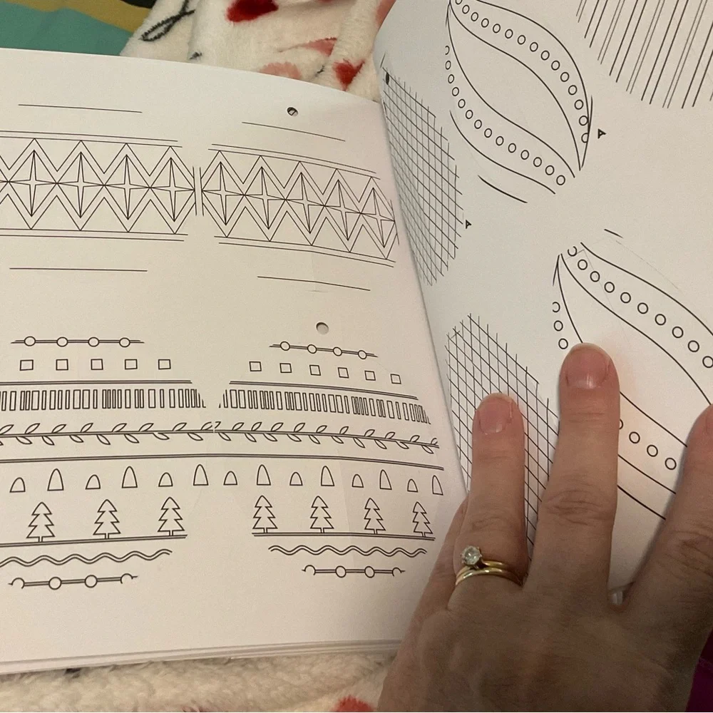 Color Your Own Christmas Ornaments: Features 50 3D Punch-Out Designs BOOK